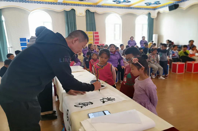 和林格尔县开展“铸牢中华民族共同体意识 书法进校园”活动