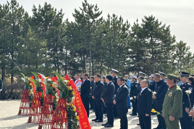 和林格尔县2024年清明节祭扫烈士陵园活动举行