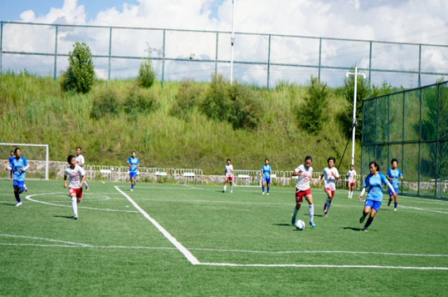 绿茵场上逐梦忙：和林格尔足球小镇点亮青少年暑期生活
