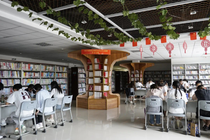 和林格尔县：清凉“充电”两不误 图书馆掀起暑期读书热