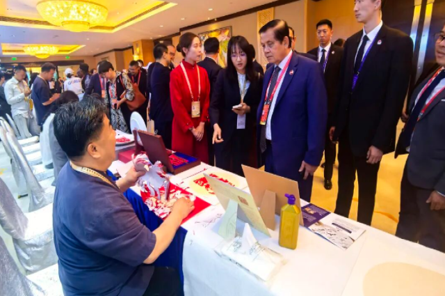 和林格尔剪纸精彩亮相第二届国际民间社会共同落实全球发展倡议交流大会